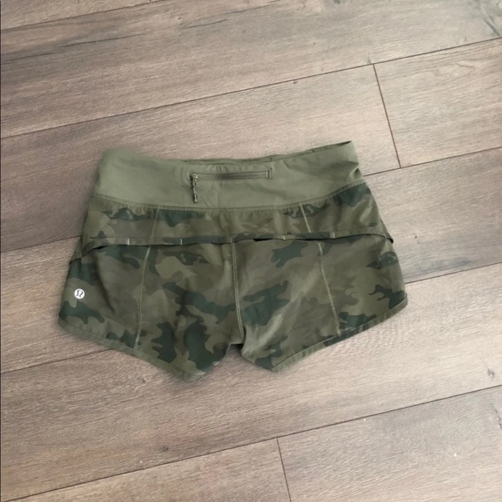 RARE! π Lululemon Camo Speed Shorts Sz. 4 β 2.5β - Picture 5 of 12